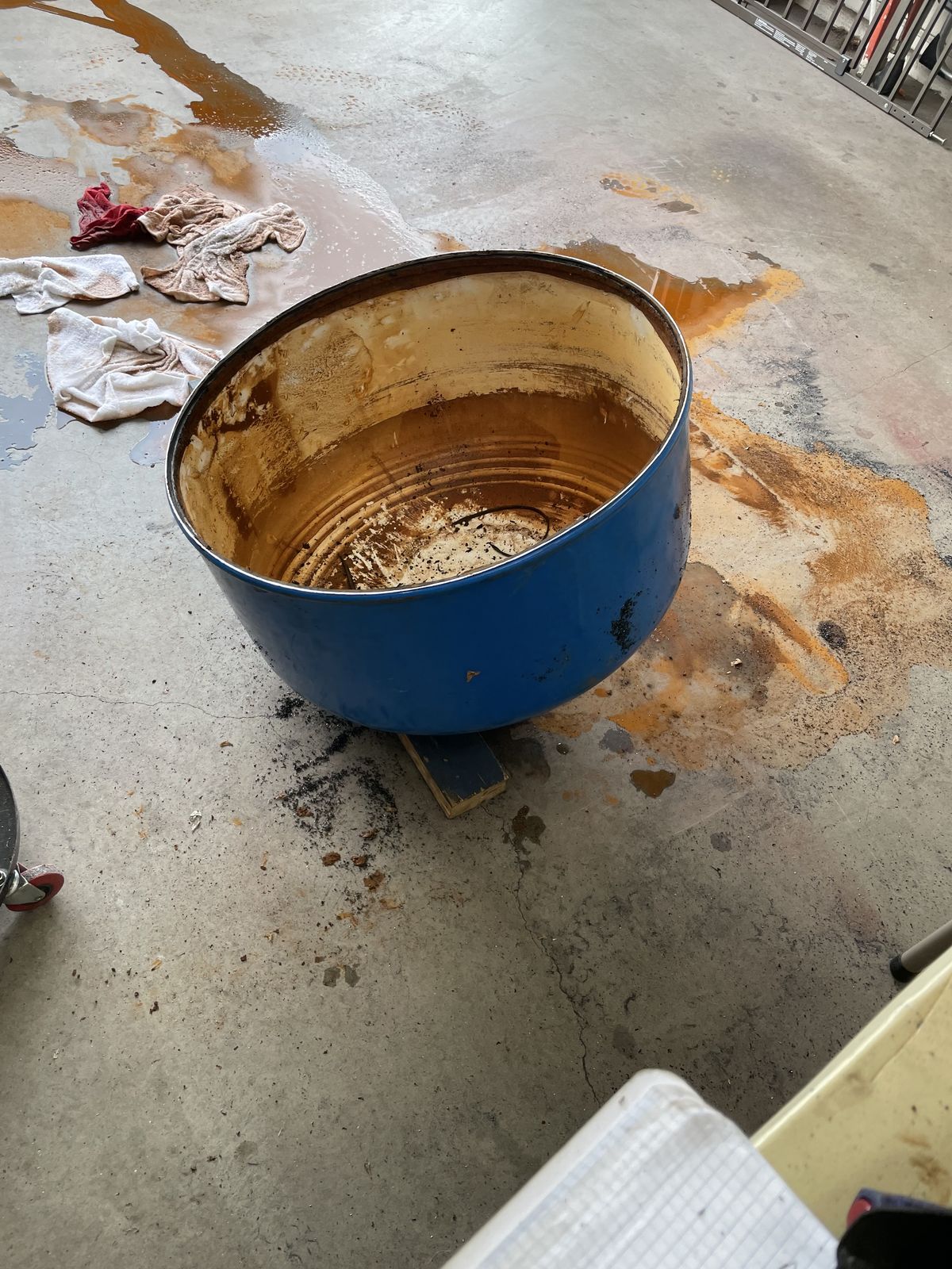 Starting point: a salvaged steel drum that becomes the clock body.